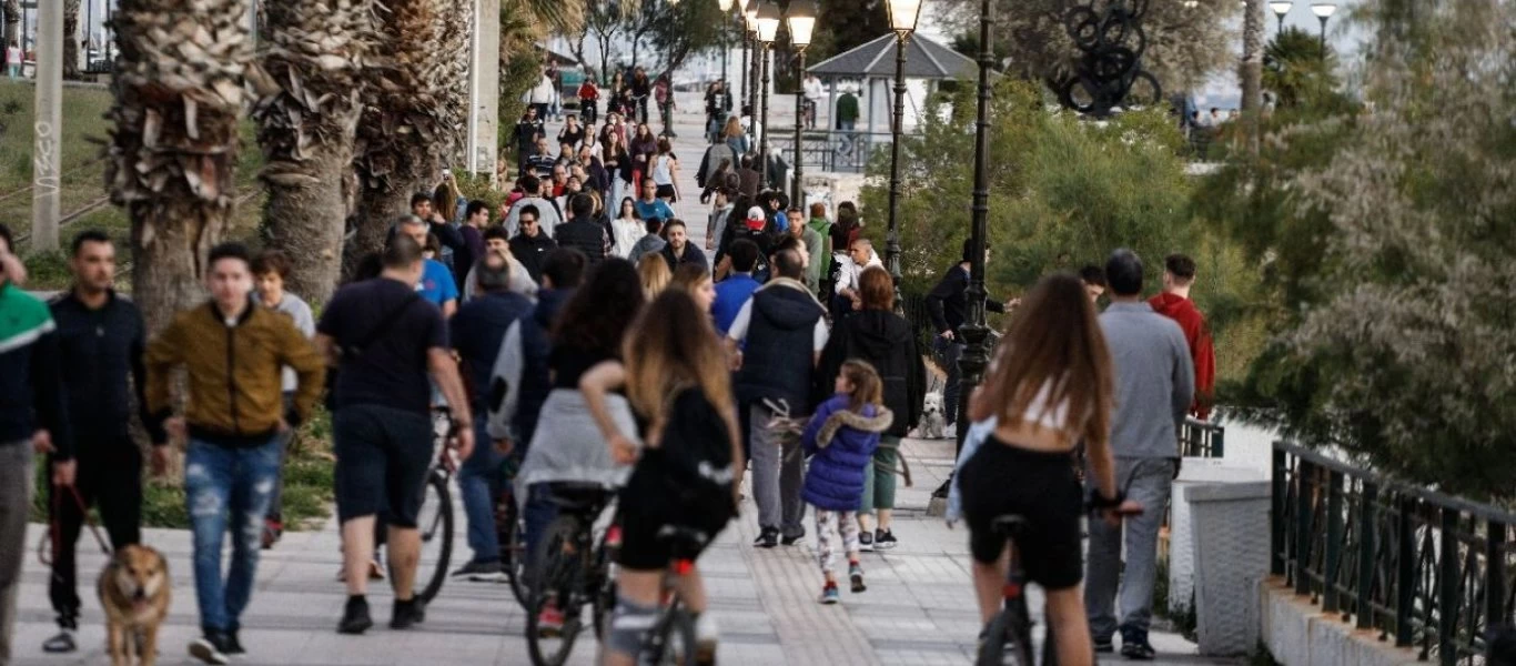 Οι Έλληνες αγνοούν τις απαγορεύσεις: Βγήκαν μαζικά για βόλτα σε Αθήνα & Θεσσαλονίκη